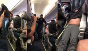 Un passager trainé de force hors d'un avion United