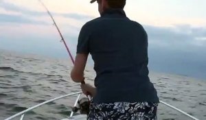 Un homme pêche un poisson dans le ventre d'un autre !