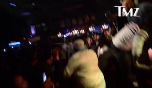 En plein show, 50 Cent frappe une fan qui lui tire le bras