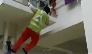 Un employé sauve un petit enfant qui se coince la tête sur un balcon
