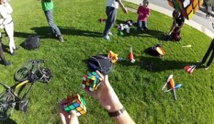 Résoudre 3 Rubiks Cube en jonglant avec !