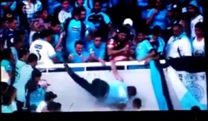 Des supporters argentins balance un supporter adverse par dessus le stade