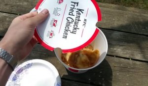 Un homme trouve du poulet pas cuit dans son KFC !