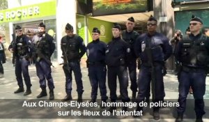 Hommage de policiers sur les Champs-Elysées