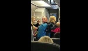 USA - La vidéo d'un steward s'en prenant à un passager fait scandale sur les réseaux sociaux - Regardez