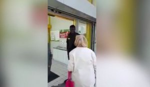 Une vieille dame s'en prend à un vigile de supermarché avec ardeur !