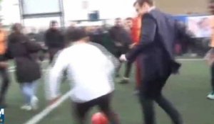 Emmanuel Macron joue au foot à Sarcelles (vidéo)