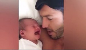 Regardez comment ce bébé arrête de pleurer en quelques secondes après que son père lui fait ça