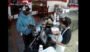 Le caissier d'un fast food très calme face à un braqueur (Kansas City)