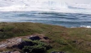 Cet iceberg se sépare en deux devant des touristes subjugués!