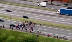 Un chauffard écrase des manifestants (São Paulo)