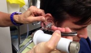 Ce spécialiste injecte de l'eau dans l'oreille de son patient. Ce qu'il va en ressortir est inimaginable !