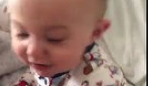 Ce bébé arrête de pleurer devant la photo de son papa sur ipad