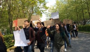 Des lycéens manifestent contre le Front national