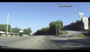 Zap Web : Une fillette tombe d’un bus en marche et est sauvée par un automobiliste (vidéo)