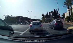 Le conducteur d’une Audi veut forcer le passage et ça se termine mal !