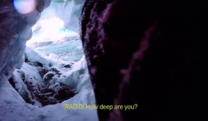 Un skieur tombe dans une énorme crevasse invisible
