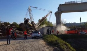 Effondrement d'une grue de construction d'un pont en Italie !