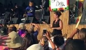 Une interprète de langue des signes avec sa traduction enthousiaste de la performance de Snoop Dogg