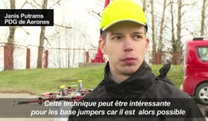Sauter d'un drone en parachute, une première mondiale en Lettoni