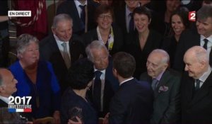Macron embrasse ses parents