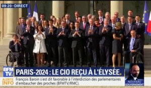 Paris-2024: Emmanuel Macron pose avec la commission du CIO, en visite à Paris