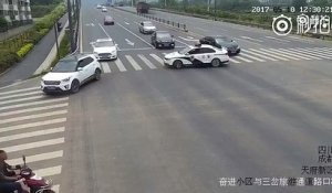 Un policier chinois arrête la circulation pour aider une personne âgée à traverser