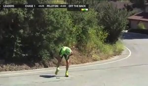 Ce cycliste chute lourdement et n'arrive plus à se remettre debout... KO