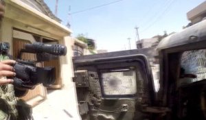 Un journaliste Irakien se fait exploser sa GoPro par un Sniper... Chanceux!