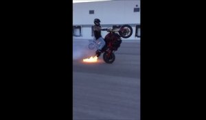 Il fait une roue avec sa moto et fini en feu! Oups