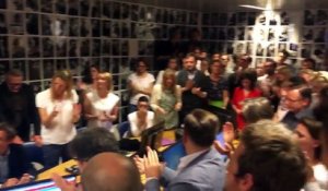 Regardez l'émotion et la standing-ovation de la rédaction de France 2 lors de la réunion en présence de David Pujadas