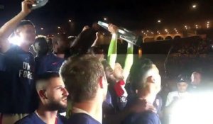 Les joueurs de l'AS Monaco soulèvent le trophée de Ligue 1