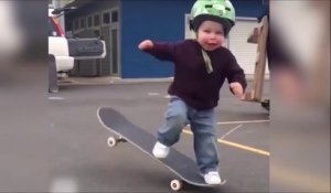 Ce gamin super jeune fait du skateboard comme personne