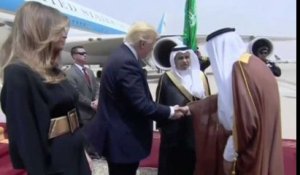 Melania Trump crée la polémique en Arabie Saoudite en ne portant pas le voile (vidéo)