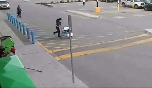 Une femme sort d’un supermarché en courant après avoir volé un caddie plein