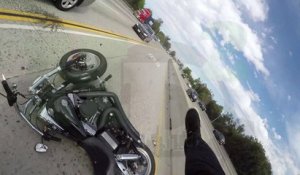 Il coupe la route à un motard en changeant de voie (Los Angeles)