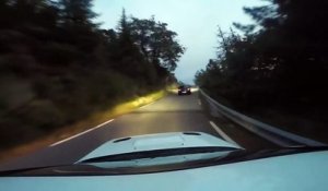 Deux Subaru Impreza STI font une course folle sur une route en montagne