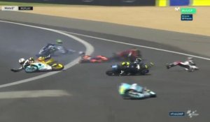 Une plaque d'huile fait glisser de nombreux pilotes au GP de France de Moto3