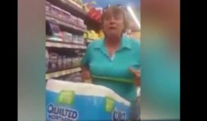 Etats-Unis : Une femme raciste s’en prend à deux clientes dans un supermarché (vidéo)