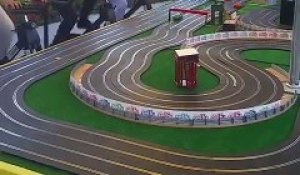 Un Circuit Electrique De Petites Voitures Alimente Par Des Velos D Appartement Sur Orange Videos