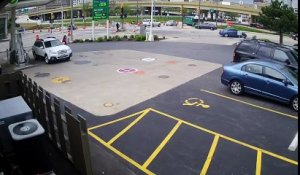 Insolite - Aux Etats-Unis, une femme se jette sur le capot de sa voiture pour empêcher qu'on la lui vole!