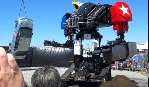 Ce robot géant effleure une voiture pour la détruire.. FAIL