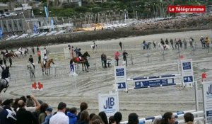 Perros-Guirec (22). Sur la plage, les cavaliers enjambent la marée et les obstacles