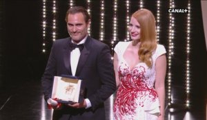 Joaquin Phoenix (Prix d’interprétation masculine) récupère son prix en baskets - Festival de Cannes 2017