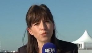Vidéo : Public Buzz : Cannes 2017 : Une journaliste termine son duplex en s'offrant un plongeon dans la Mediterrannée