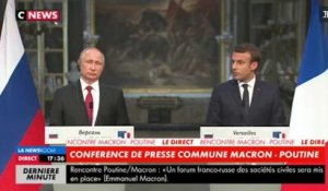 A côté de Vladimir Poutine, Emmanuel Macron accuse des médias russes d’avoir été des “des organes d’influence”