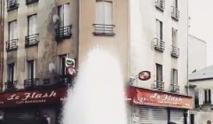 En pleine canicule des jeunes de Pantin ouvrent une bouche d'incendie et installent une piscine au milieu de la route