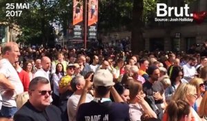 La foule chante une chanson du groupe Oasis en hommage aux victimes de Manchester