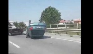 Remorquage d'une voiture sur le toit (Albanie)