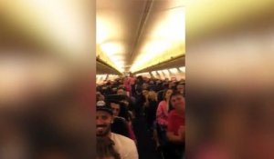 Quand le steward de la compagnie aérienne met l'ambiance et chante une petite chanson en plein vol !